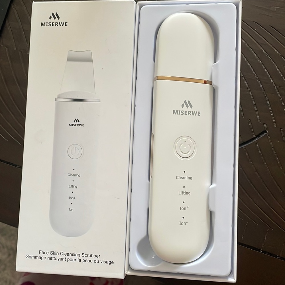 MISERWE FACE SKIN CLEANSING SCRUBBER